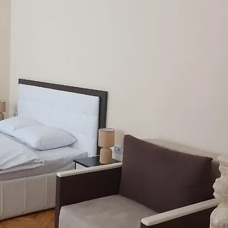 White On Center לבוב