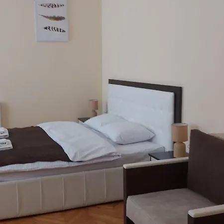 White On Center לבוב