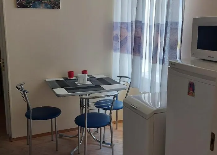 White On Center לבוב