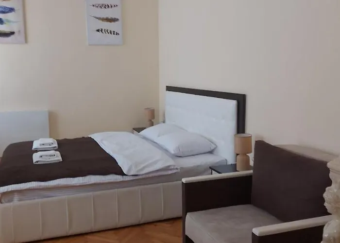 White On Center Leopoli