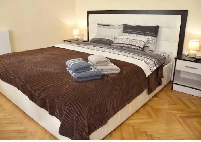 White On Center לבוב