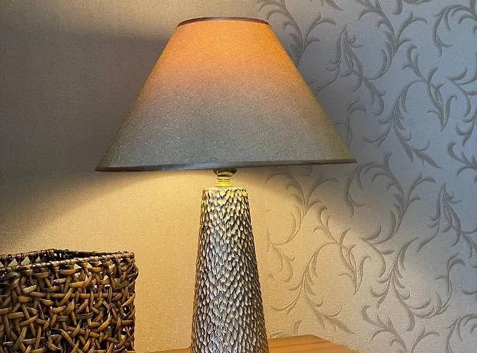 White On Center לבוב