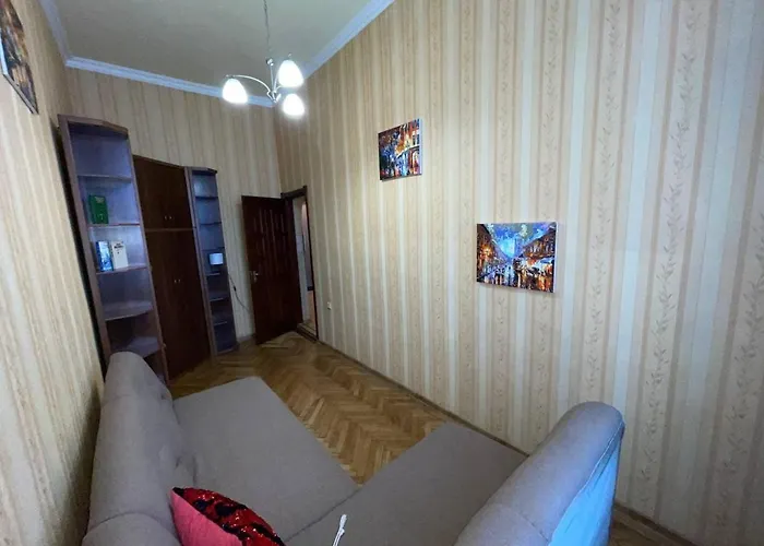 White On Center לבוב