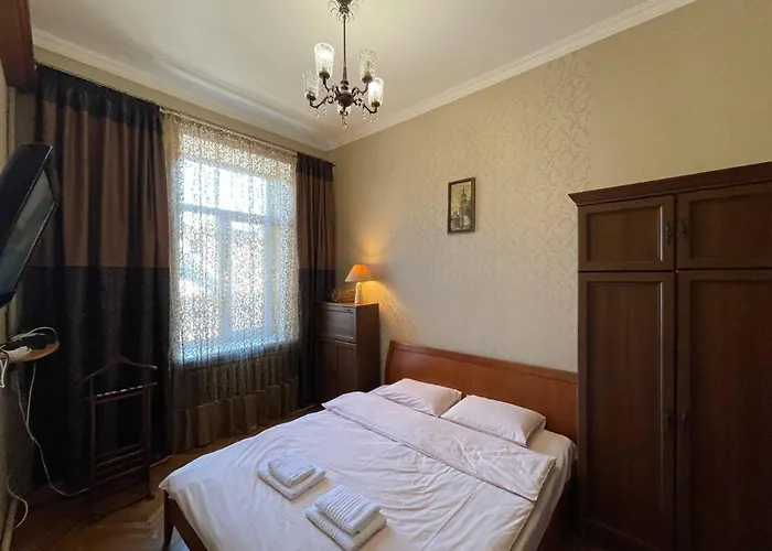 White On Center * לבוב