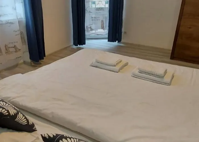 White On Center * לבוב